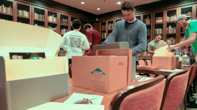 学生们在科茨图书馆的特别收藏和档案中查阅档案